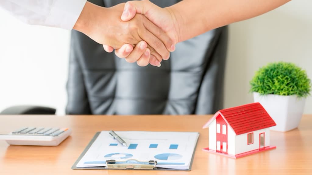 15 ChatGPT Prompts for Realtors (That Save Real Time)